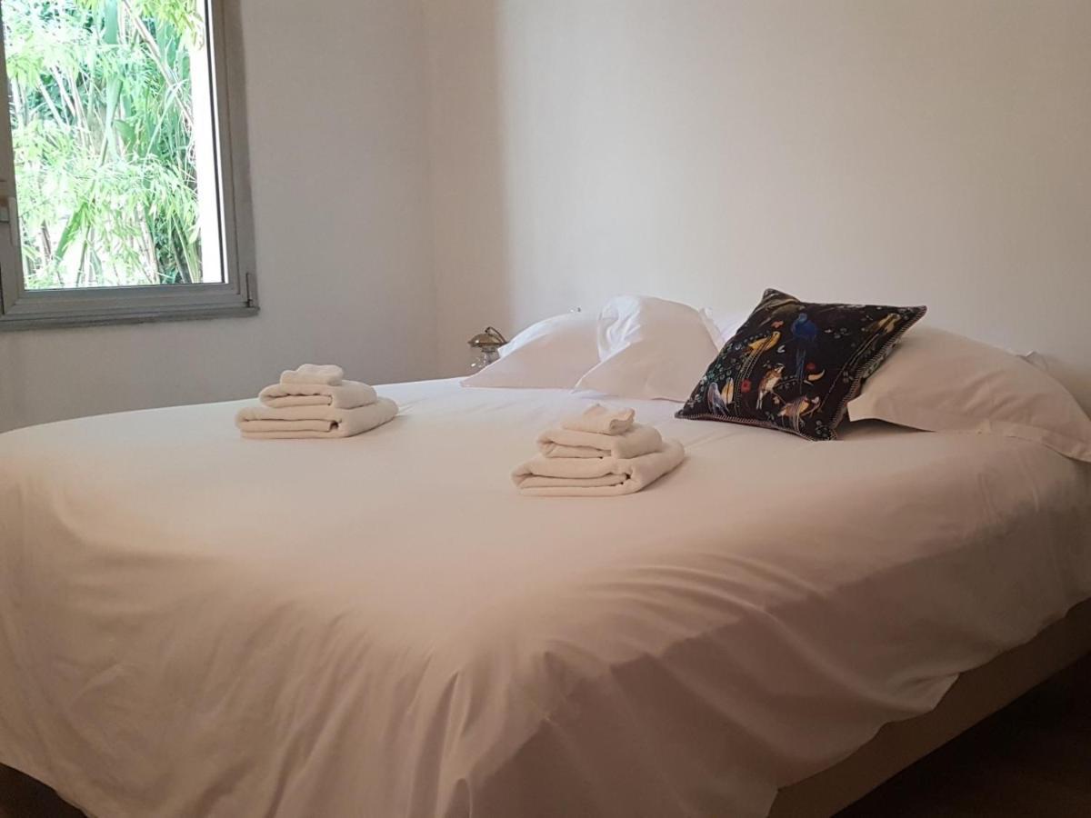 Bed and Breakfast La Maison Des Marronniers Юзес Номер фото